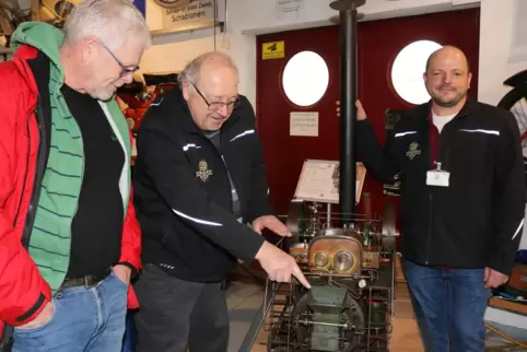 Hans Benkula (Mitte) und Sven Stuppy (rechts) vom Museumsverein erklären dem Besucher Thomas Michel eine der Modell-Dampfmaschin