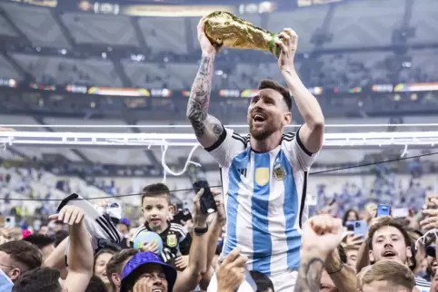 Seine Krönung: Lionel Messi mit dem WM-Pokal. 