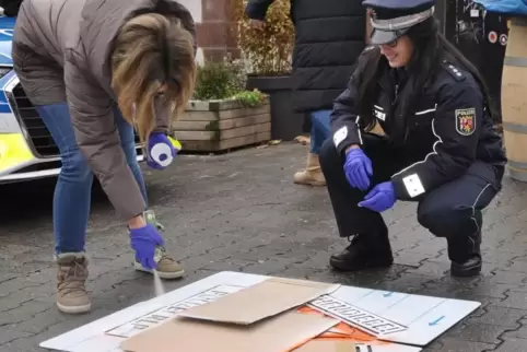 Auf frischer Tat ertappt: Nicole Steitz (links) und Melanie Paul vom Beratungszentrum des Polizeipräsidiums Westpfalz sprühen mi