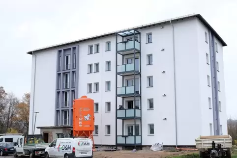Am ehemaligen „Warrior Inn“ wurden unlängst die Balkone montiert. 