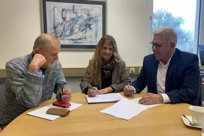 Der Kuseler Stadtbürgermeister Jochen Hartloff (links) mit Nicola Klein und Bernd Bohn.