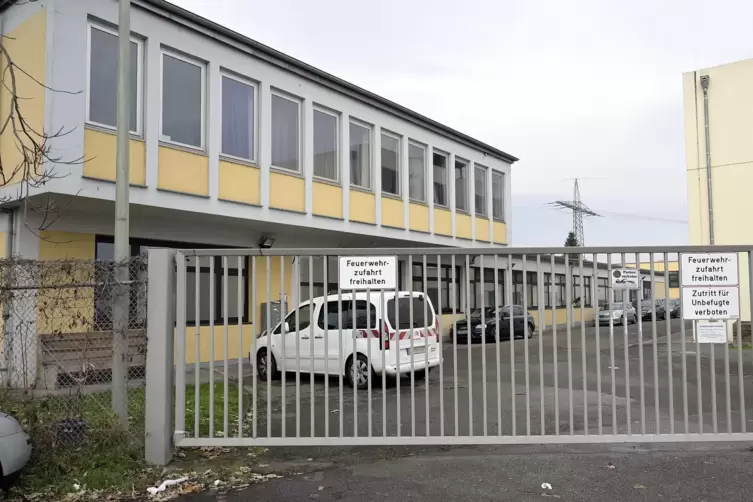 Eines der Geb&auml;ude in der Wattstra&szlig;e in Mundenheim. In einer Halle dort sollen Anfang n&auml;chsten Jahres 100 Zuwanderer unterkommen.