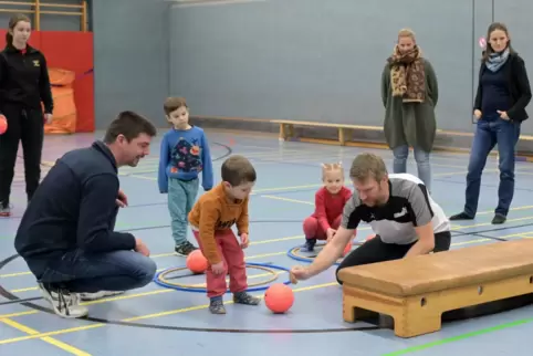 Immer donnerstags: Ballschule in der Woogbachschule.