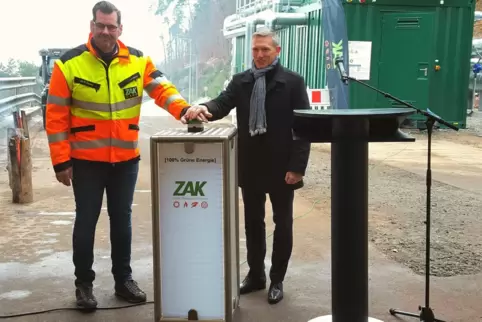ZAK-Vorstand Jan Deubig (links) und ZAK-Verwaltungsratsvorsitzender Ralf Leßmeister geben den symbolischen Startschuss für den n