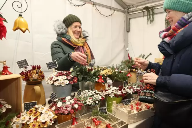 Eine der Anbieterinnen am vierten Adventssonntag: Timea Korom ist mit Keramikblumen vertreten. Eine der Anbieterinnen am vierten Adventssonntag: Timea Korom ist mit Keramikblumen vertreten.
