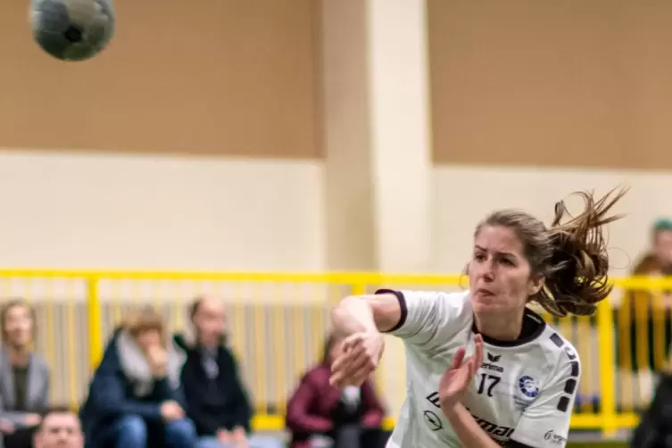 Später verletzt raus: Katrin Kern von der Handball-Region.