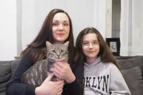 Hat sich erholt von den Strapazen: Kater Kion mit Nina Rossius (links) und Natalie Rossius.