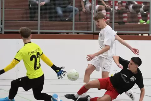 Riesenchance für Noah Stilb (in Weiß): Wäre der von Altin Mulaki attackierte FKP-B-Junior in dieser Achtelfinal-Szene nicht an H