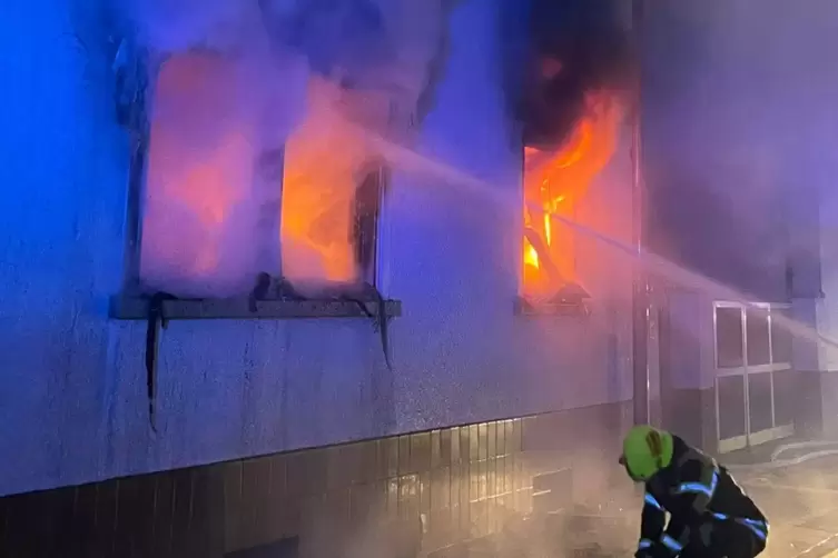 Größerer Einsatz: Die Flammen schlagen schon aus den Fenstern, als die Feuerwehr eintrifft.
