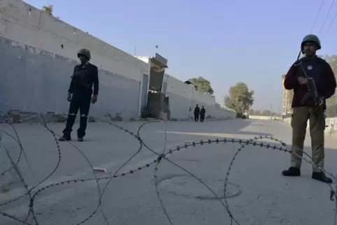 Sicherheitspersonal bewacht eine Straße, die zu dem Gefängnis führt, in dem es zur Geiselnahme kam.