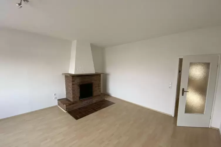 Sogar mit Kamin: ein Wohnzimmer. 