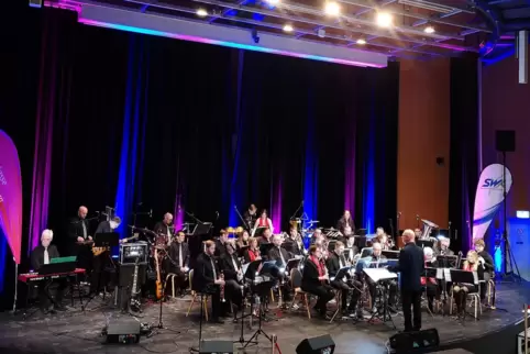 Konzertierte am Sonntag im Audimax: das Crossover Orchester Westpfalz mit mehreren Gästen. 