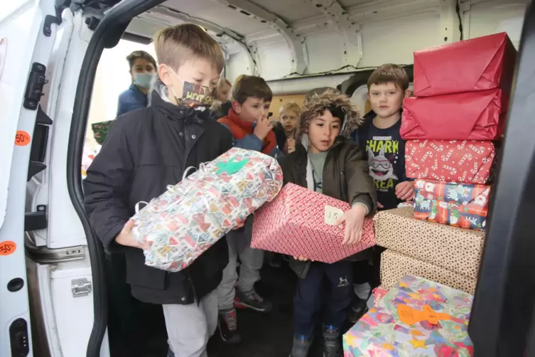 Die Sch&uuml;ler der Grundschule am K&ouml;nigsberg aus Wolfstein haben Spenden gesammelt und f&uuml;r Kinder der Lauterecker Tafel als Geschen