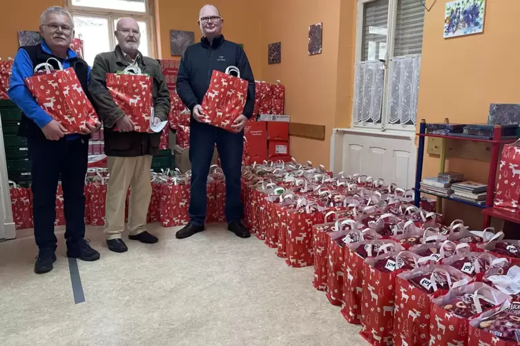 Albert Graf und Hans Habermann, Vorst&auml;nde der Lauterecker Tafel, freuten sich &uuml;ber 280 Weihnachtst&uuml;ten, die sie dank einer Spend