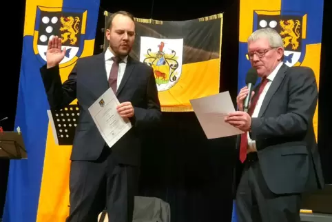 Den Amtseid geleistet: Verbandsbürgermeister Lothar Weber (rechts) führte als eine seiner letzten Amtshandlungen seinen Nachfolg