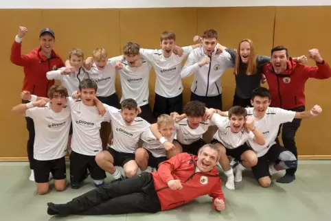 Die erfolgreichen U16-Jungen mit ihren Betreuern.
