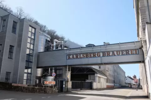 Den Schriftzug sieht man schon von weitem: Die Homburger Karlsberg-Brauerei in der Karlsbergstraße von außen betrachtet ...