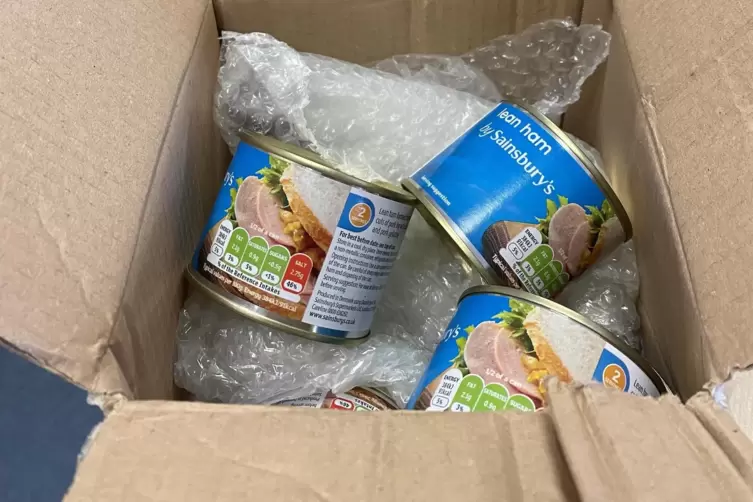 Lebensmittel aus Gro&szlig;britannien in einem ge&ouml;ffneten Paket &ndash; nicht alles darf eingef&uuml;hrt werden. 