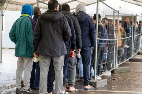 1300 Flüchtlinge hat Ludwigshafen aktuell untergebracht. Jetzt wird eine Halle eingerichtet, um dem Zustrom Herr zu werden. 