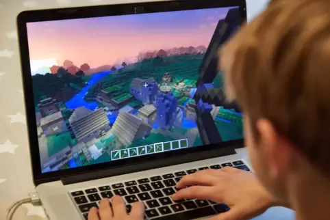 Viele Computerspiele werden mittlerweile von Menschen weltweit online gespielt. Manche übertragen sich dabei selbst live ins Int