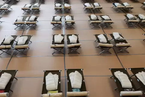 In etwa so darf man es sich vorstellen, wenn die Jahnhalle für einen Evakuierungsfall in Bobenheim-Roxheim ausgerüstet wird. 