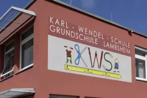 Die über das Lambsheimer Holzhackschnitzelkraftwerk beheizte Karl-Wendel-Schule könnte im Notfall eine Wärmeinsel werden. 