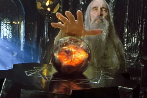Mächtige Kristallkugel: Nach den „Sehenden Steinen“ aus der Fantasywelt von „Herr der Ringe“ (Szene mit Christopher Lee als Saru