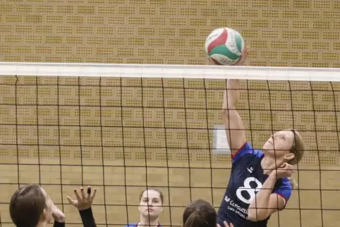 Konzentriert am Netz: „Aushilfskraft“ Ivonne Ulbricht (TuS Alsenz) schlägt den Ball in der Partie gegen die TSVgg Stadecken-Elsh