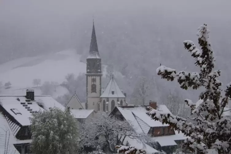 Ein Winterm&auml;rchen: das tief verschneite Glottertal mit der Pfarrkirche St. Blasius.