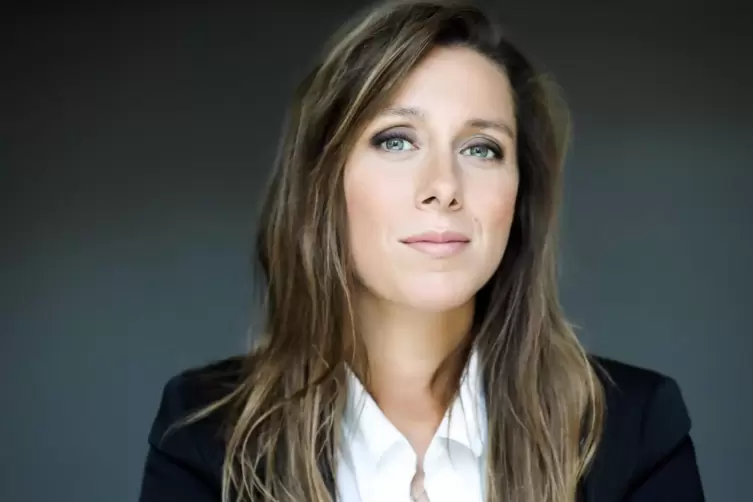 Erstmals dirigiert Lucie Leguay das Neujahrskonzert der Deutschen Staatsphilharmonie. 