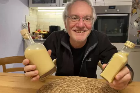 Freut sich auf Weihnachten: Alexander Hüther mit seinem hausgemachten Eiercognac. 
