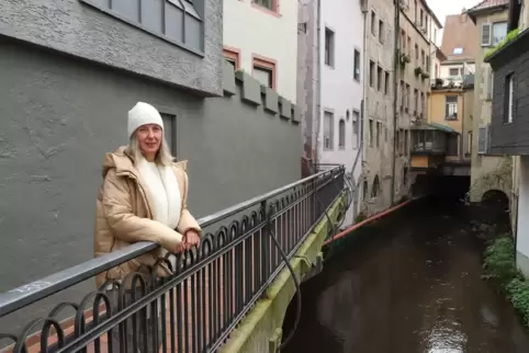 Karin Richter macht oft am Klosterbrückchen sauber, aber die Grundprobleme kann sie nicht abstellen. 