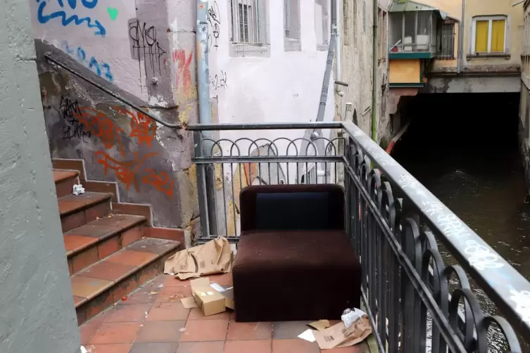 Sessel und Unrat k&uuml;nden von n&auml;chtlichen Treffen. 