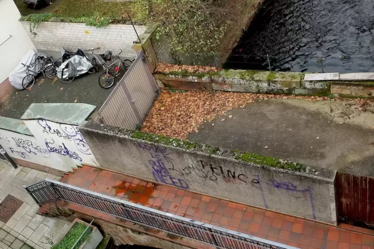 Die Betonmauer, die die Br&uuml;cke trennt, steht unter Denkmalschutz. 