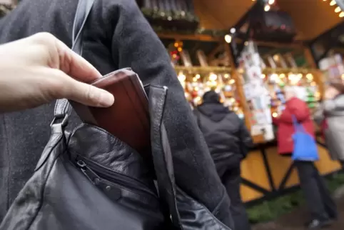Glühweinduft, gute Laune und Gedränge: Weihnachtsmärkte sind auch ein Tummelplatz für Taschendiebe, warnt die Polizei. 
