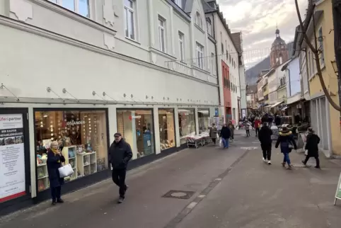 In der Neustadter Innenstadt sind einige Menschen unterwegs, die noch schnell die letzten Besorgungen vor Weihnachten machen. 