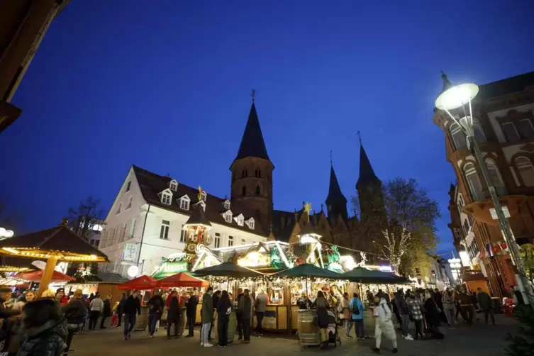 Auch nach dem Fest wird gefeiert: Aus dem Weihnachtsmarkt in Kaiserslautern wird dann ein Silvestermarkt.