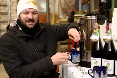 Johannes Wörner schenkt den Glühsaft des Weinguts Möckli in die Tasse ein.