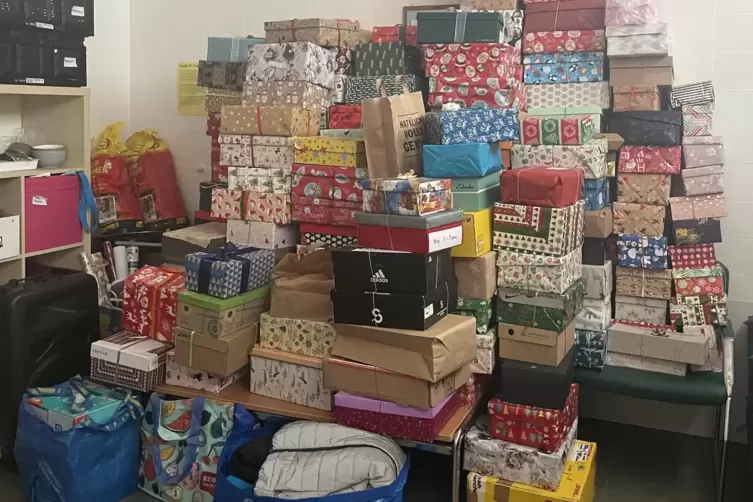 Die Spendenbereitschaft am Albert-Einstein-Gymnasium war groß. Die Geschenke sollen noch bis Weihnachten zu Kindern in der Ukrai