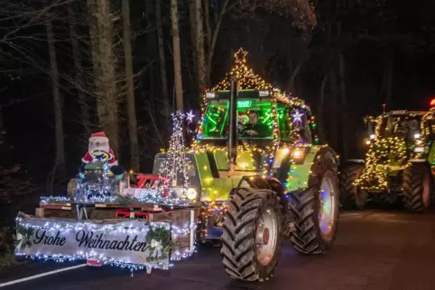 Traktoren bei der diesjährigen Lichterfahrt.