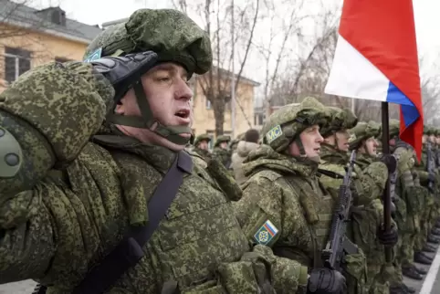 Russische Soldaten: Geht es bei einer Heirat immer nur um Ehre fürs Vaterland – oder auch um Geld? 