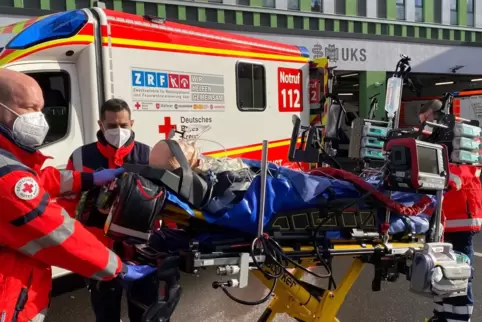 Das Homburger Team des Intensivtransporters beim Einladen der Spezialtrage. 