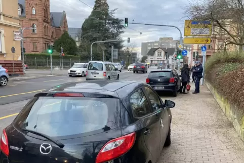 Zu spät: Eine Autofahrerin eilt noch herbei, aber der Mann vom Ordnungsamt nimmt die Verwarnung nicht zurück. 