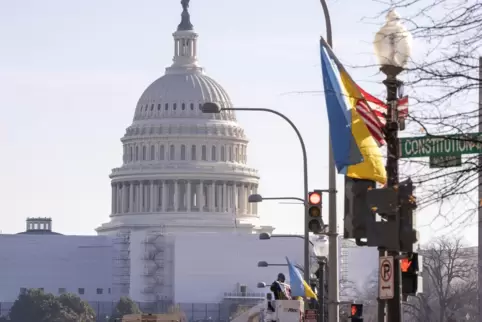 Washington: Vor dem Besuch des ukrainischen Präsidenten Selenskyj werden US-amerikanische und ukrainische Flaggen entlang der Pe