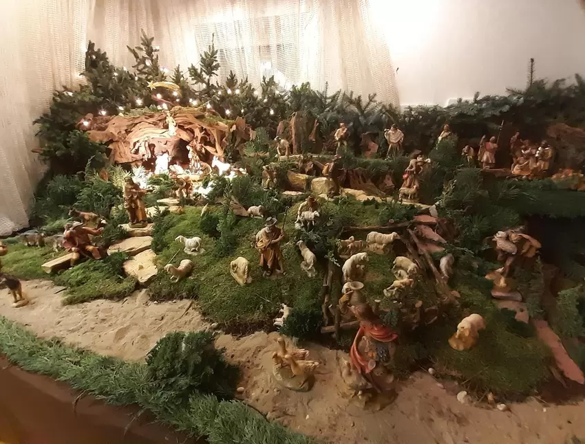 Krippe mit monumentalen Ausmaßen: Sogar Gruppen aus dem Kindergarten hat das Ehepaar Schädler schon in seinem Wohnzimmer empfang