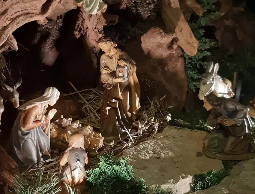Die Kernkrippe mit der Heiligen Familie.