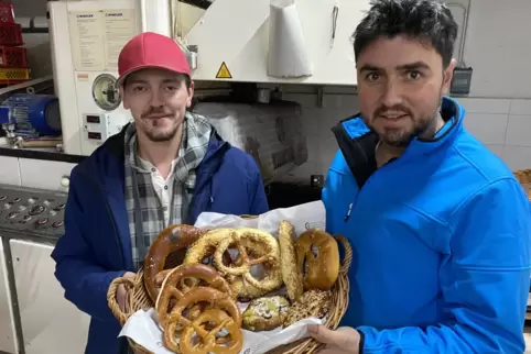 Original Speyerer Brezel-Sortiment: Robert Fruth (links) und Patrick Blau mit ihrem Backwerk.