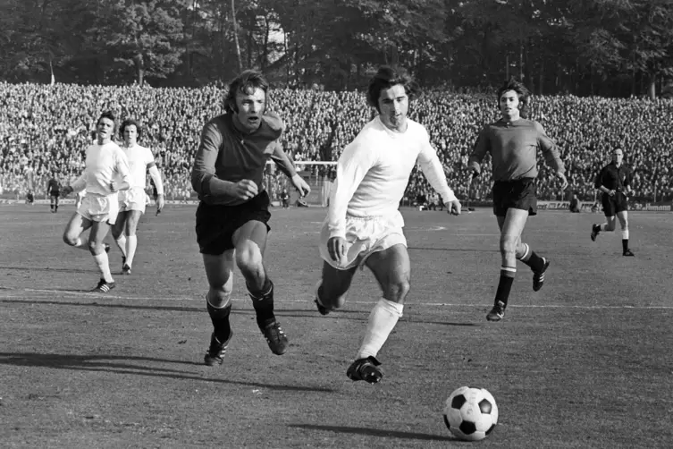 14. Oktober 1972: Karl-Heinz Körbel (links) verfolgt Gerd Müller vom FC Bayern.