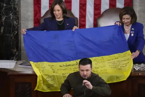 Wolodymyr Selenskyj spricht im Kongress – vor einer ukrainischen Flagge, die von den Frontsoldaten in Bachmut signiert wurde. Ge