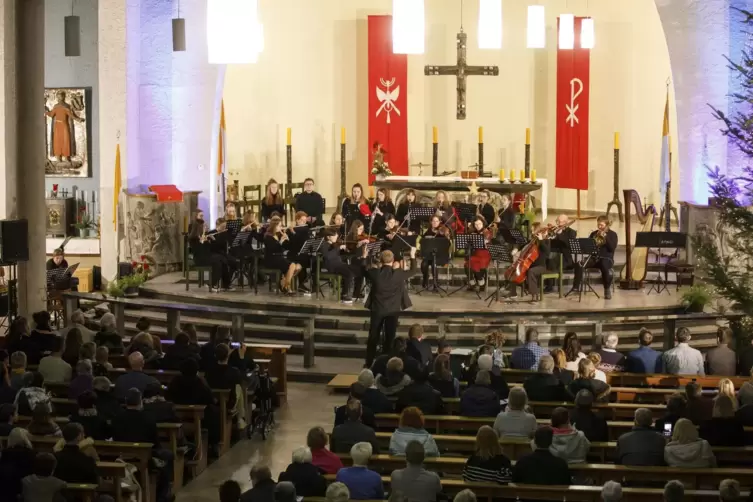 Schulorchester unter der Leitung von Christoph Schuster ließ in der Heilg-Geist-Kirche bekannte Weihnachtsmelodien erklingen. 